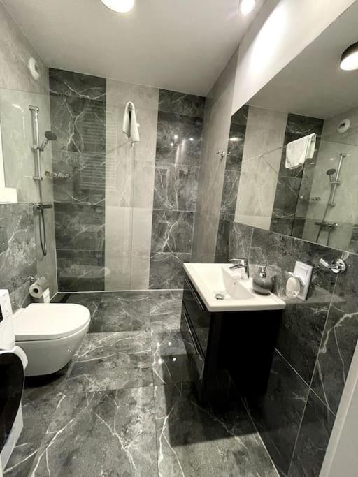 New Apartment - Near Sky Tower - 4 People - New Building - Lift Wrocław Extérieur photo